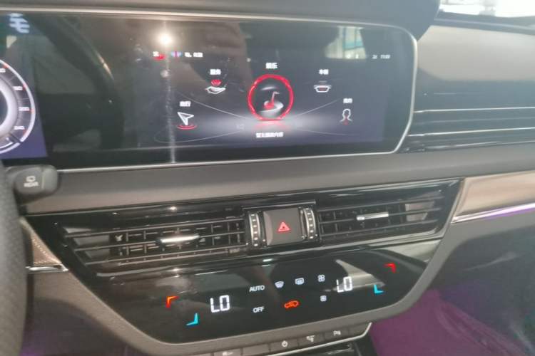 Used Hongqi HS5 2022 Revised Version 2.0T Smart Connect Flagship Edition Audio And AC Panel
