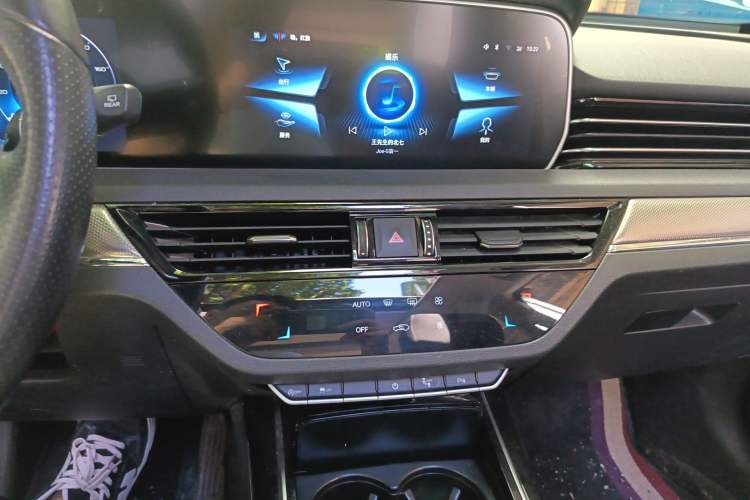 Used Hongqi HS5 2022 Revised Version 2.0T Smart Connect Flagship Edition Audio And AC Panel