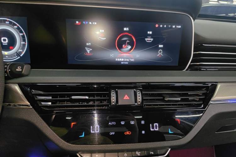 Used Hongqi HS5 2022 Revised Version 2.0T Smart Connect Flagship Edition Audio And AC Panel