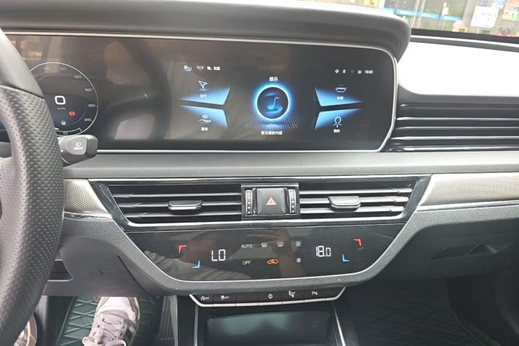 Used Hongqi HS5 2022 Revised Version 2.0T Smart Connect Flagship Edition Audio And AC Panel