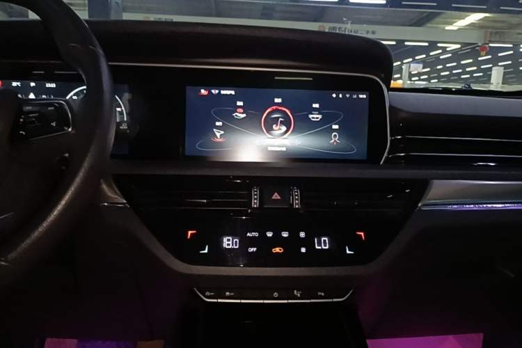 Used Hongqi HS5 2022 Facelifted Version 2.0T Smart Connect Flagship All-Wheel-Drive Edition Audio And AC Panel