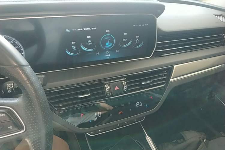 Used Hongqi HS5 2022 Facelifted Version 2.0T Smart Connect Flagship All-Wheel-Drive Edition Audio And AC Panel