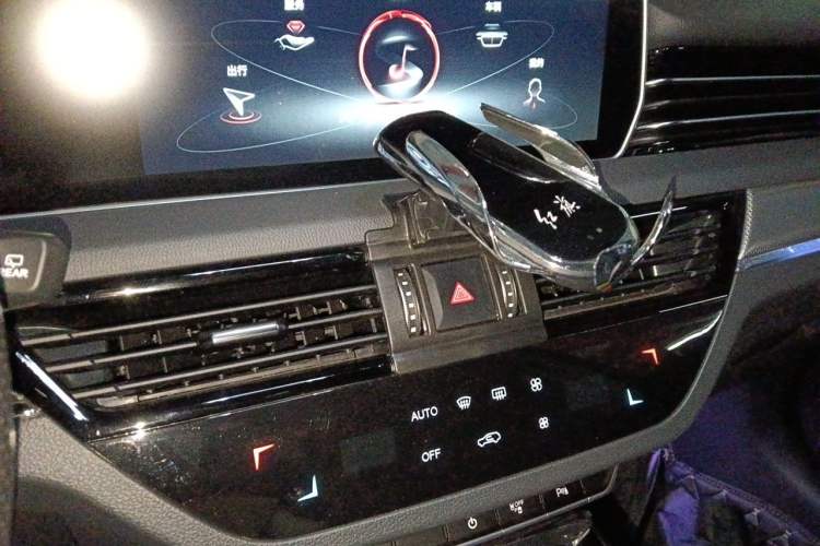 Used Hongqi HS5 2022 Revised Version 2.0T Smart Connect Flagship Edition Audio And AC Panel