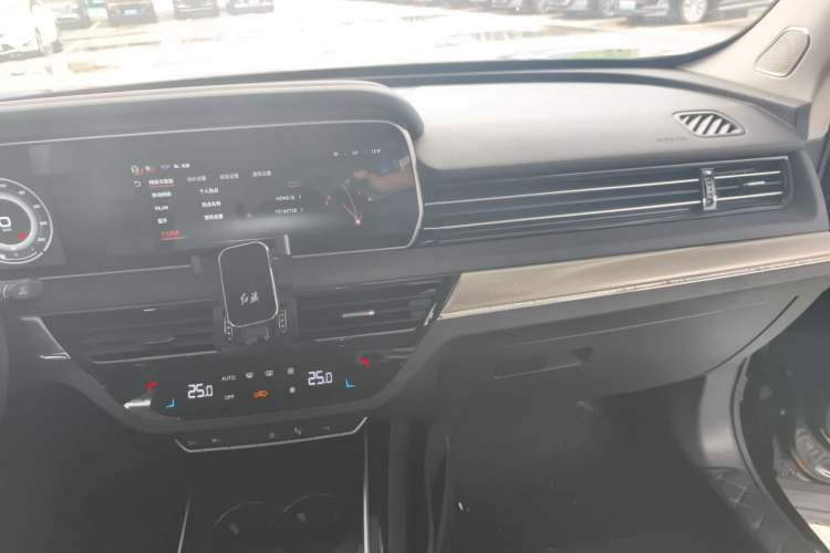 Used Hongqi HS5 2022 Revised Version 2.0T Smart Connect Flagship Edition Audio And AC Panel