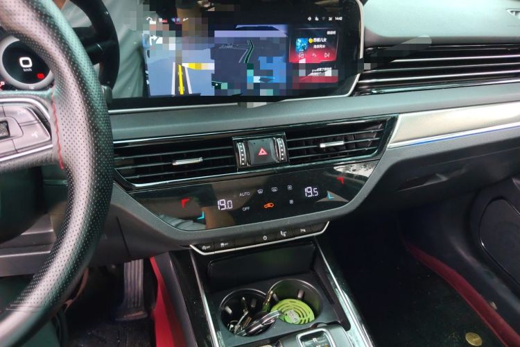 Used Hongqi HS5 2022 Facelifted Version 2.0T Smart Connect Flagship All-Wheel-Drive Edition Audio And AC Panel