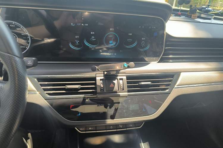Used Hongqi HS5 2022 Revised Version 2.0T Smart Connect Flagship Edition Audio And AC Panel