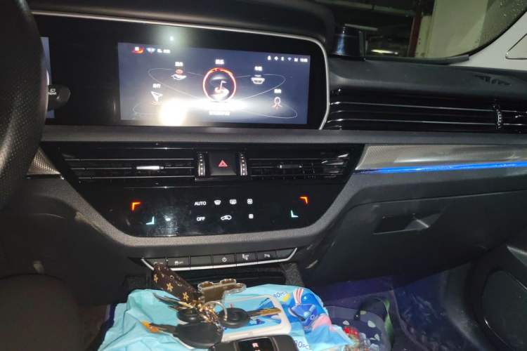 Used Hongqi HS5 2022 2.0T Smart Connect Flagship Edition Audio And AC Panel