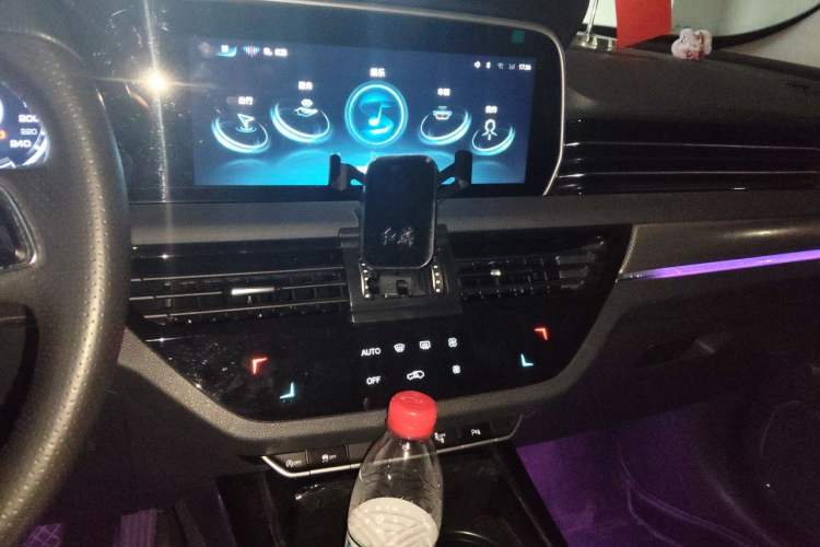 Used Hongqi HS5 2022 Revised Version 2.0T Smart Connect Flagship Edition Audio And AC Panel