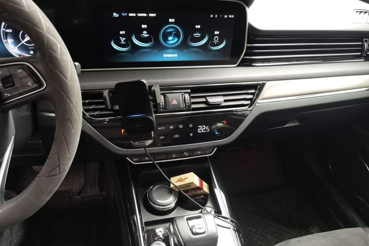 Used Hongqi HS5 2022 Facelifted Version 2.0T Smart Connect Flagship All-Wheel-Drive Edition Audio And AC Panel