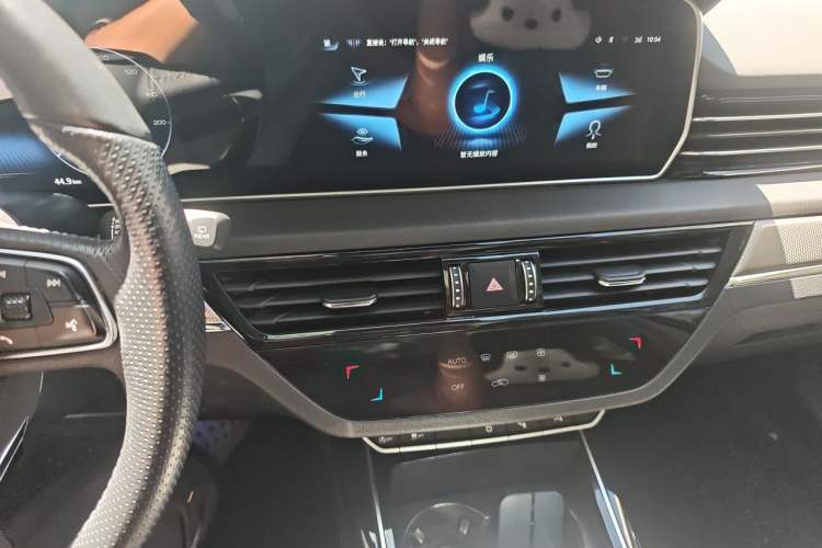 Used Hongqi HS5 2022 Facelifted Version 2.0T Smart Connect Flagship All-Wheel-Drive Edition Audio And AC Panel