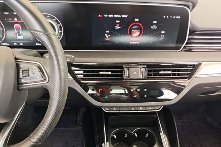 Used Hongqi HS5 2022 Revised Version 2.0T Smart Connect Flagship Edition Audio And AC Panel