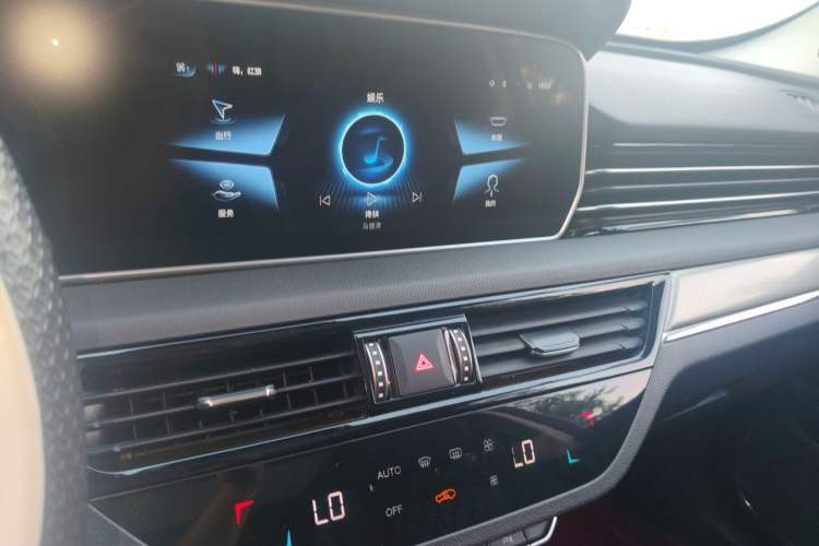 Used Hongqi HS5 2022 Facelifted Version 2.0T Smart Connect Flagship All-Wheel-Drive Edition Audio And AC Panel