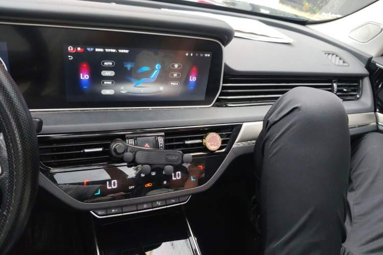 Used Hongqi HS5 2022 Revised Version 2.0T Smart Connect Flagship Edition Audio And AC Panel