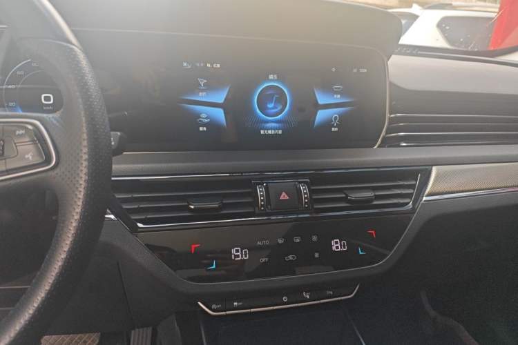 Used Hongqi HS5 2022 Facelifted Version 2.0T Smart Connect Flagship All-Wheel-Drive Edition Audio And AC Panel