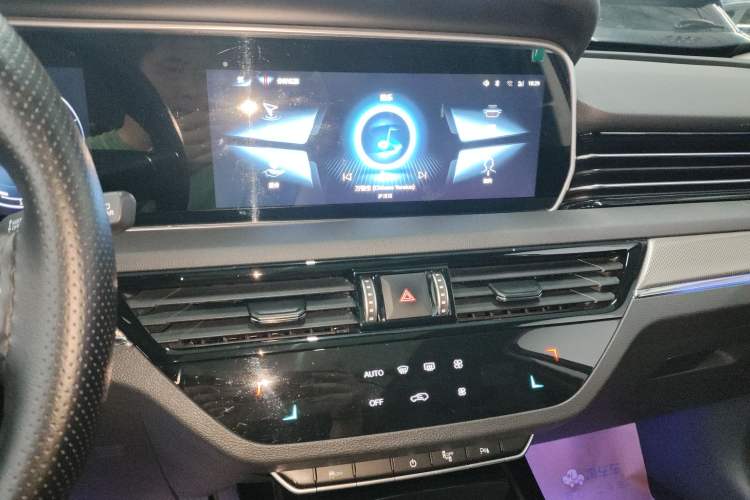 Used Hongqi HS5 2022 Revised Version 2.0T Smart Connect Flagship Edition Audio And AC Panel
