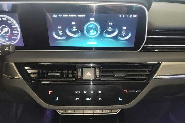 Used Hongqi HS5 2022 Revised Version 2.0T Smart Connect Flagship Edition Audio And AC Panel