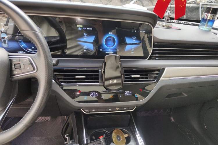 Used Hongqi HS5 2022 2.0T Smart Connect Flagship Edition Audio And AC Panel
