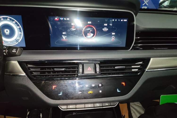 Used Hongqi HS5 2022 Revised Version 2.0T Smart Connect Flagship Edition Audio And AC Panel