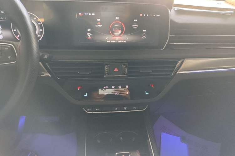 Used Hongqi HS5 2022 Facelifted Version 2.0T Smart Connect Flagship All-Wheel-Drive Edition Audio And AC Panel