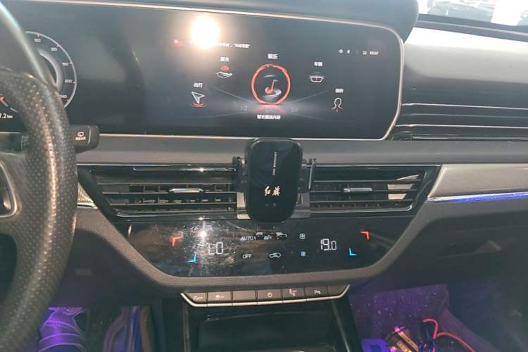 Used Hongqi HS5 2022 Facelifted Version 2.0T Smart Connect Flagship All-Wheel-Drive Edition Audio And AC Panel