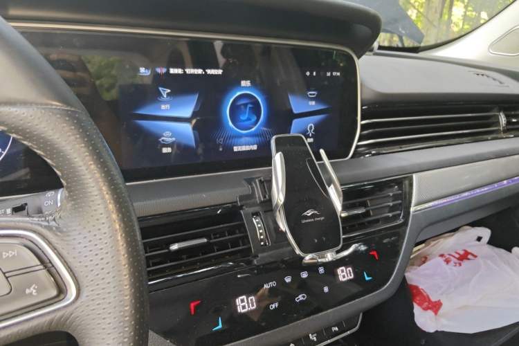 Used Hongqi HS5 2022 Revised Version 2.0T Smart Connect Flagship Edition Audio And AC Panel