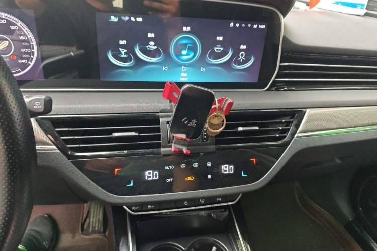 Used Hongqi HS5 2022 Facelifted Version 2.0T Smart Connect Flagship All-Wheel-Drive Edition Audio And AC Panel