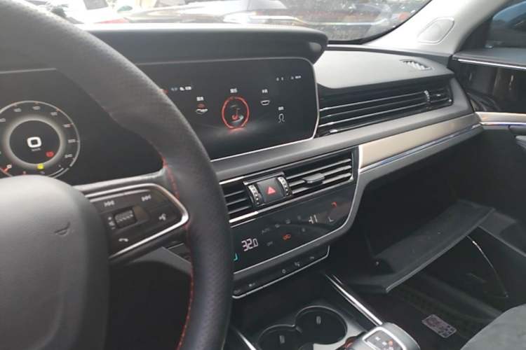 Used Hongqi HS5 2022 Facelifted Version 2.0T Smart Connect Flagship All-Wheel-Drive Edition Audio And AC Panel