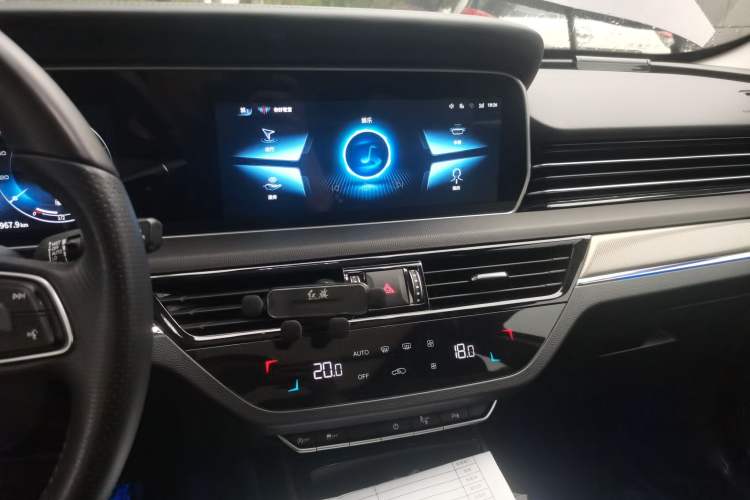 Used Hongqi HS5 2022 Revised Version 2.0T Smart Connect Flagship Edition Audio And AC Panel