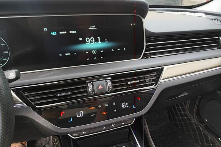 Used Hongqi HS5 2022 2.0T Smart Connect Flagship Edition Audio And AC Panel