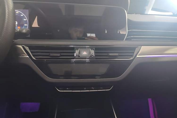 Used Hongqi HS5 2022 Revised Version 2.0T Smart Connect Flagship Edition Audio And AC Panel