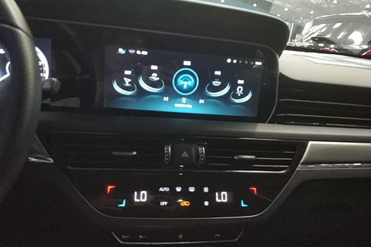 Used Hongqi HS5 2022 2.0T Smart Connect Flagship Enjoyment Purchase Edition Audio And AC Panel
