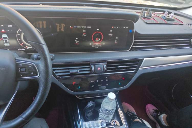 Used Hongqi HS5 2022 Revised Version 2.0T Smart Connect Flagship Edition Audio And AC Panel