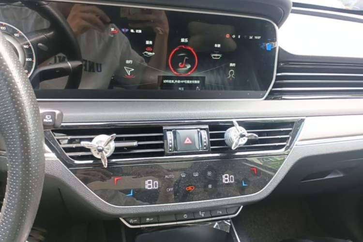 Used Hongqi HS5 2022 Facelifted Version 2.0T Smart Connect Flagship All-Wheel-Drive Edition Audio And AC Panel