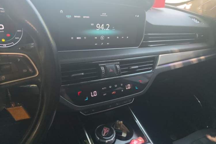 Used Hongqi HS5 2022 Revised Version 2.0T Smart Connect Flagship Edition Audio And AC Panel