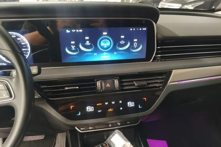 Used Hongqi HS5 2022 Facelifted Version 2.0T Smart Connect Flagship All-Wheel-Drive Edition Audio And AC Panel