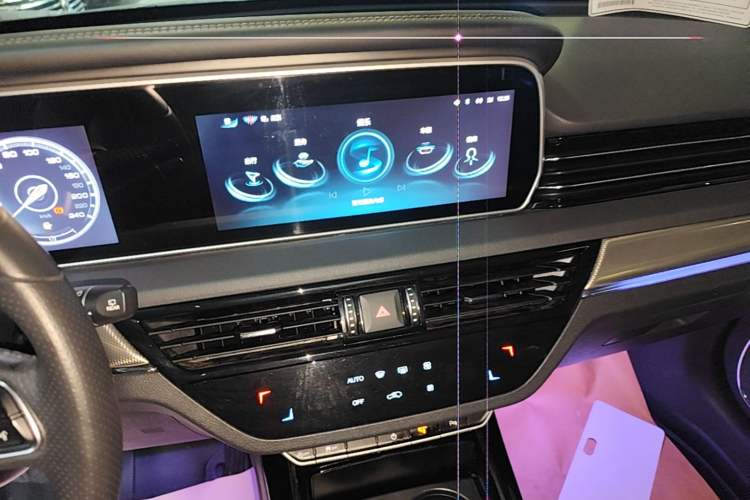Used Hongqi HS5 2022 Revised Version 2.0T Smart Connect Flagship Edition Audio And AC Panel
