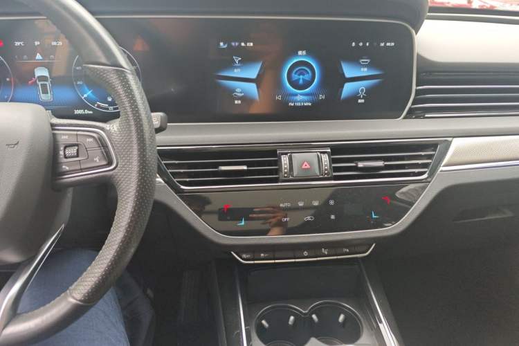 Used Hongqi HS5 2022 2.0T Smart Connect Flagship Edition Audio And AC Panel