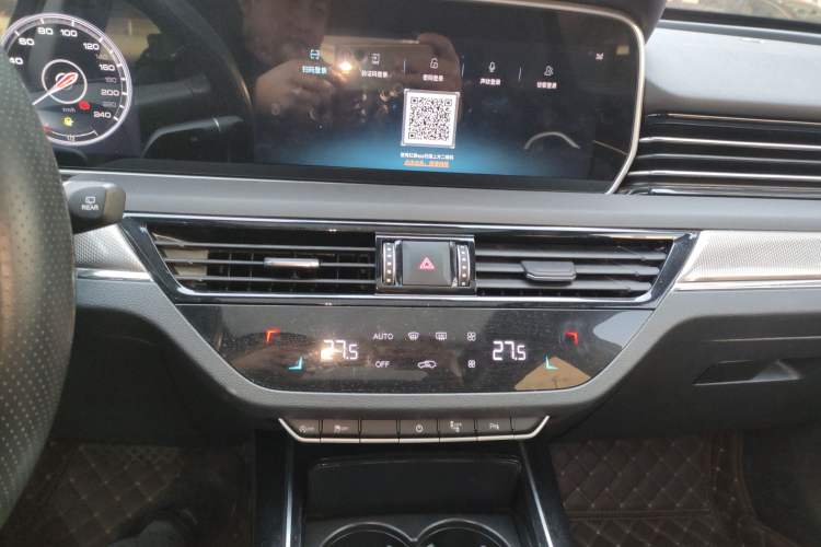 Used Hongqi HS5 2022 Facelifted Version 2.0T Smart Connect Flagship All-Wheel-Drive Edition Audio And AC Panel