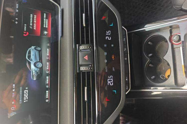 Used Hongqi HS5 2022 Revised Version 2.0T Smart Connect Flagship Edition Audio And AC Panel
