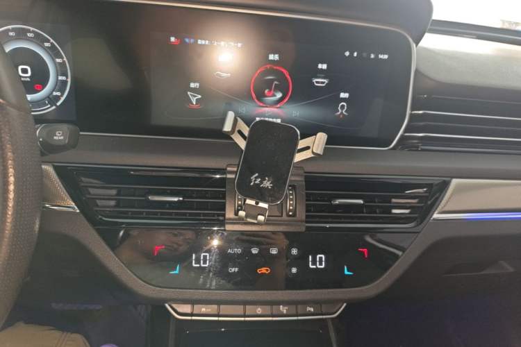 Used Hongqi HS5 2022 Facelifted Version 2.0T Smart Connect Flagship All-Wheel-Drive Edition Audio And AC Panel