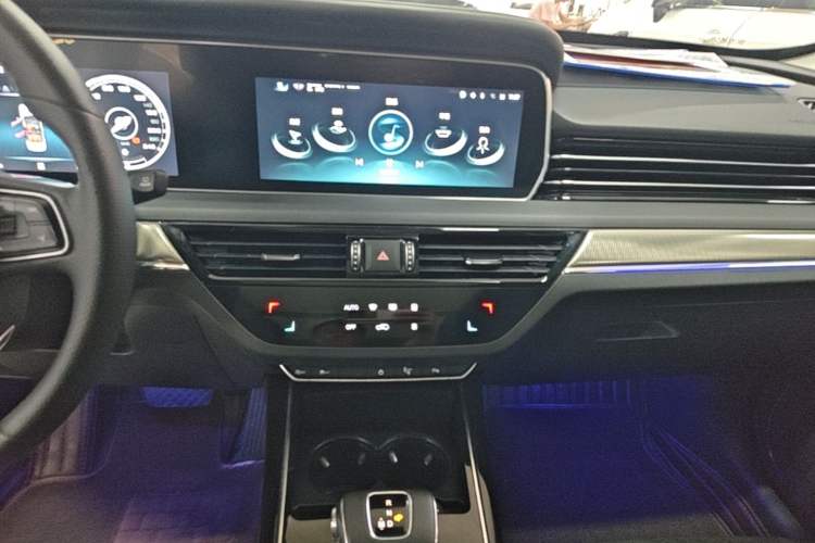 Used Hongqi HS5 2022 2.0T Smart Connect Flagship Edition Audio And AC Panel