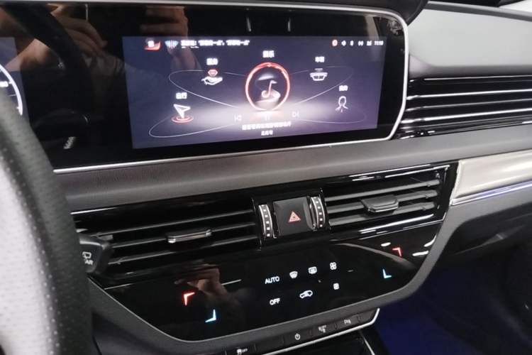 Used Hongqi HS5 2022 Facelifted Version 2.0T Smart Connect Flagship All-Wheel-Drive Edition Audio And AC Panel