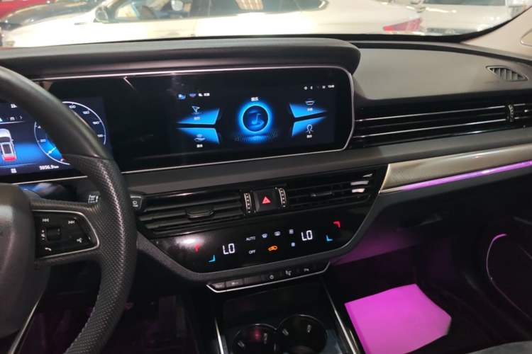 Used Hongqi HS5 2022 Revised Version 2.0T Smart Connect Flagship Edition Audio And AC Panel
