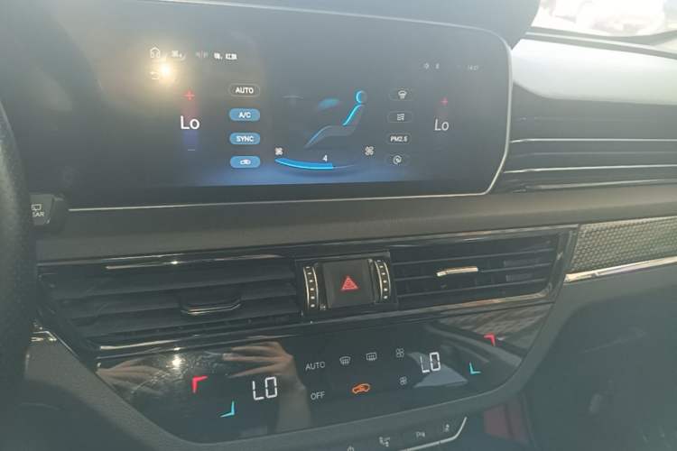 Used Hongqi HS5 2022 2.0T Smart Connect Flagship All-Wheel-Drive Version Audio And AC Panel