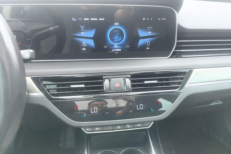 Used Hongqi HS5 2022 Revised Version 2.0T Smart Connect Flagship Edition Audio And AC Panel