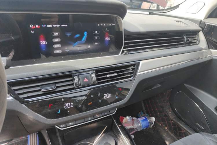 Used Hongqi HS5 2022 Facelifted Version 2.0T Smart Connect Flagship All-Wheel-Drive Edition Audio And AC Panel