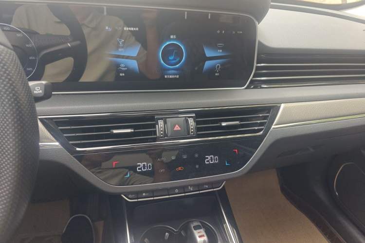Used Hongqi HS5 2022 Revised Version 2.0T Smart Connect Flagship Edition Audio And AC Panel