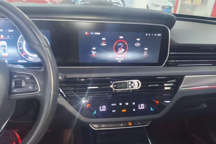 Used Hongqi HS5 2022 Revised Version 2.0T Smart Connect Flagship Edition Audio And AC Panel