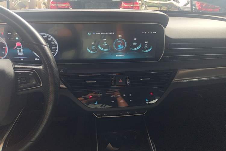 Used Hongqi HS5 2022 Revised Version 2.0T Smart Connect Flagship Edition Audio And AC Panel