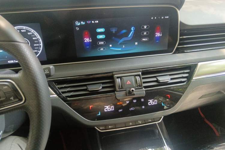 Used Hongqi HS5 2022 Revised Version 2.0T Smart Connect Flagship Edition Audio And AC Panel